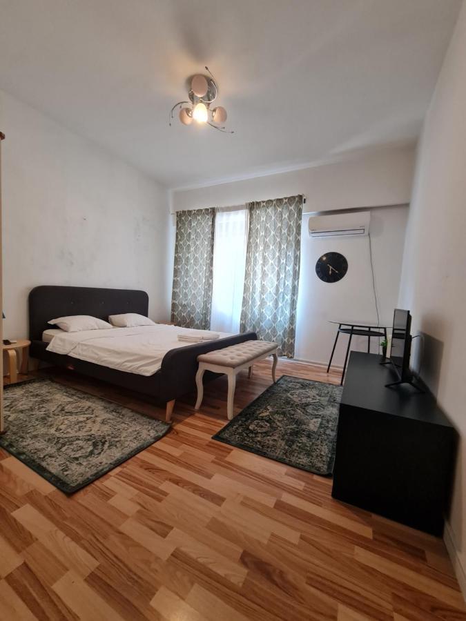 Color Apartments Nicolae Tonitza St Bukares Bagian luar foto