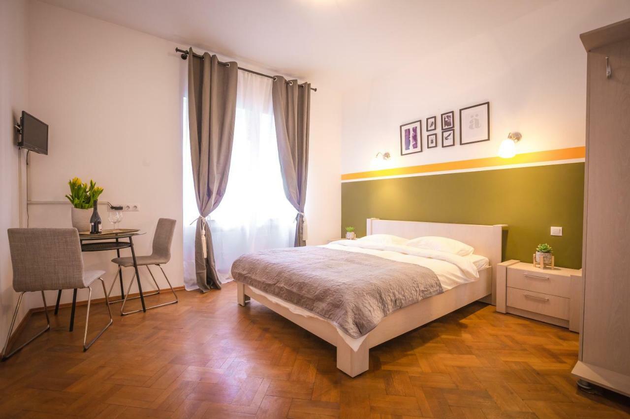 Color Apartments Nicolae Tonitza St Bukares Bagian luar foto